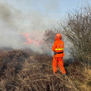 Incendio in Baraggia tra Benna e Massazza, sul posto Vigili del Fuoco e AIB