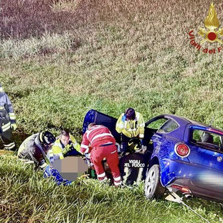 Candelo, auto finisce in un dirupo: una donna estratta dall'abitacolo