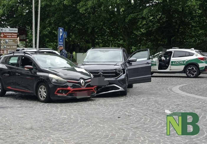 Biella, schianto in rotonda tra due auto