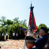 Le insegne ufficiali del Nucleo Biellese dell'Associazione Nazionale Brigata "Sassari" e dell'Istituto Nazionale per la Guardia d'Onore alle Reali Tombe del Pantheon accanto all'infiorata dedicata ai Caduti della Grande Guerra, all'interno dell'area monumentale di Nuraghe Chervu. Le insegne ufficiali del Nucleo Biellese dell'Associazione Nazionale Brigata "Sassari" e dell'Istituto Nazionale per la Guardia d'Onore alle Reali Tombe del Pantheon accanto all'infiorata dedicata ai Caduti della Grande Guerra, all'interno dell'area monumentale di Nuraghe Chervu.
