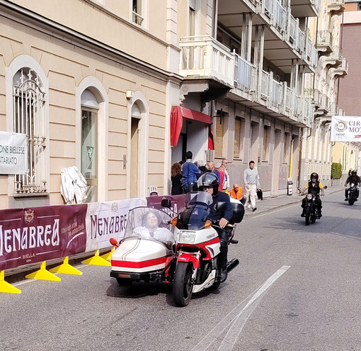 Rievocazione del Circuito Motociclistico di Biella: molto buona anche la seconda edizione! nella foto il Presidente di AMSAP, Pietro Bacchi, con uno dei suoi sidecar d’epoca