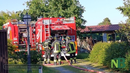 Fiamme da una stanza, scatta l’allarme a Sandigliano ma i Vigili del Fuoco evitano il peggio (servizio di Mattia Baù per newsbiella.it) Fiamme da una stanza, scatta l’allarme a Sandigliano ma i Vigili del Fuoco evitano il peggio (servizio di Mattia Baù per newsbiella.it)