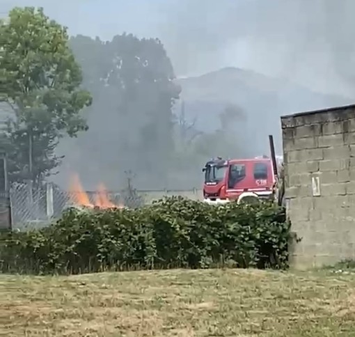 Camburzano: Imponente incendio sulla via provinciale Camburzano: Imponente incendio sulla via provinciale