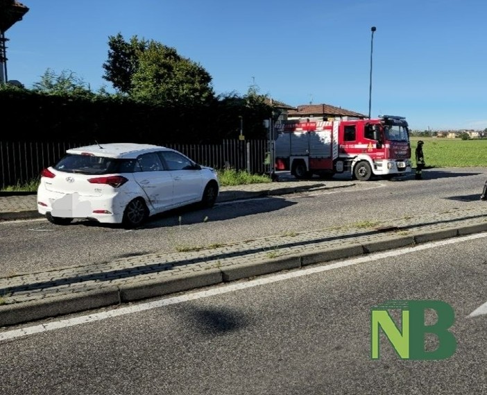 Scontro tra due mezzi alla rotonda di Valdengo, una donna in ospedale (foto di Mauro Benedetti per newsbiella.it)