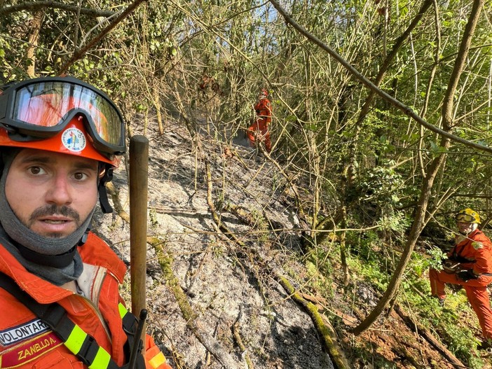 Domato l’incendio tra Camburzano e Mongrando, in azione anche l’elicottero Domato l’incendio tra Camburzano e Mongrando, in azione anche l’elicottero