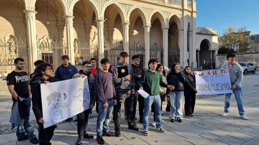 Giornalisti per un giorno, gli studenti del Gae Aulenti di Biella intervistano i passanti: conosceranno la propria città? Giornalisti per un giorno, gli studenti del Gae Aulenti di Biella intervistano i passanti: conosceranno la propria città?