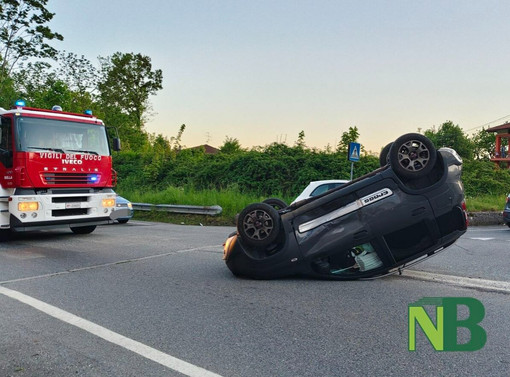 Incidente alla rotonda d’ingresso di Andorno Micca, un’auto è completamente ribaltata FOTO