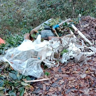 Rifiuti abbandonati dietro al cimitero di Vaglio: la segnalazione di un lettore