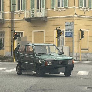 Vigliano, scontro tra due auto all’incrocio di via Milano FOTO