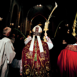 Nella foto, il vescovo di Biella con la palma intrecciata “filada” (foto Lorenzo Iorfino)