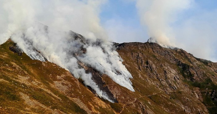 Non si fermano le fiamme sull’alta Valsessera, colpito anche il monte Gemevola (foto dalla pagina Facebook di Rifugio Monte Barone)