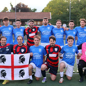 Un momento della festa di fine stagione di Su Nuraghe Calcio Biella e le due squadre prima della disputa dei play-off