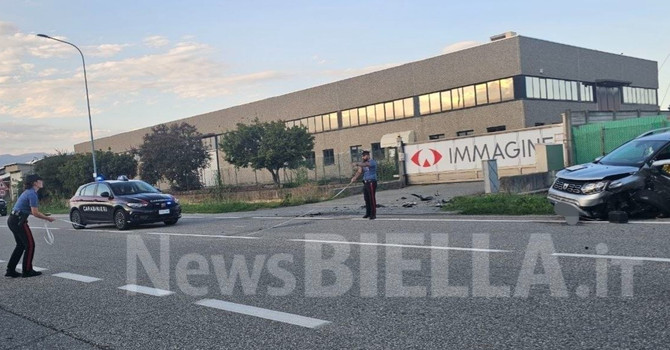 In foto, l'incidente avvenuto ieri: oggi un altro sinistro (foto di Angela Lobefaro in esclusiva per newsbiella.it)