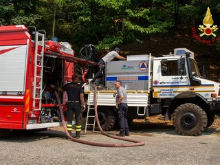 Incendio Monte Barone, ripresa di un focolaio: 49 lanci dell’elicottero Incendio Monte Barone, ripresa di un focolaio: 49 lanci dell’elicottero