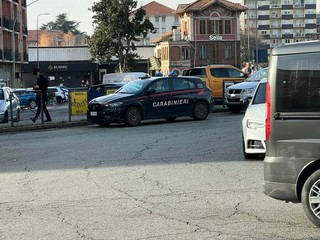 Sinistro stradale in Piazza Adua a Biella, traffico rallentato Sinistro stradale in Piazza Adua a Biella, traffico rallentato