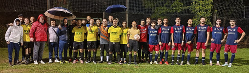 Nell’immagine: gli atleti e i dirigenti di Su Nuraghe-Pizza Flash e NVP Oremo prima del fischio d'inizio Nell’immagine: gli atleti e i dirigenti di Su Nuraghe-Pizza Flash e NVP Oremo prima del fischio d'inizio