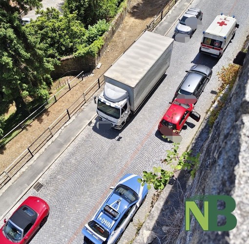 Biella, tamponamento tra due auto in via Cernaia: traffico deviato e code Biella, tamponamento tra due auto in via Cernaia: traffico deviato e code