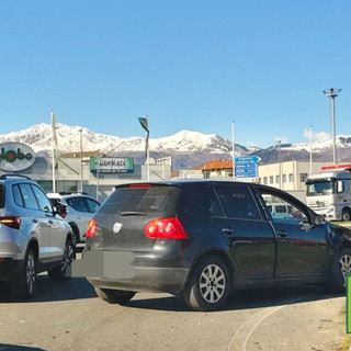 Biella, scontro tra auto in rotonda: traffico e code alla rotonda di corso San Maurizio