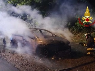 Dal Nord/Ovest: auto a fuoco, in salvo il conducente Dal Nord/Ovest: auto a fuoco, in salvo il conducente