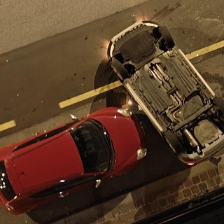 Biella, scontro tra due auto: una vettura si ribalta. Coinvolta una terza parcheggiata Biella, scontro tra due auto: una vettura si ribalta. Coinvolta una terza parcheggiata