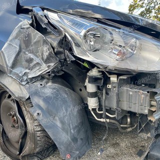 Villanova Biellese, perde il controllo dell'auto in rotonda  e finisce fuori strada (foto di repertorio)