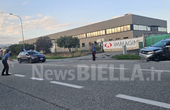 In foto, l'incidente avvenuto ieri: oggi un altro sinistro (foto di Angela Lobefaro in esclusiva per newsbiella.it)