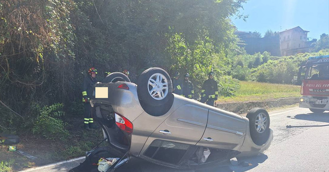 Lessona, si ribalta con l’auto in via Cesone: conducente soccorsa, strada chiusa FOTO Lessona, si ribalta con l’auto in via Cesone: conducente soccorsa, strada chiusa FOTO