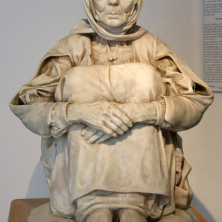 Nell'immagine: la scultura La Madre dell'Ucciso di Francesco Ciusa, unica versione marmorea firmata dall'artista custodita presso il Museo delle Migrazioni, Cammini e Storie di Popoli di Pettinengo.