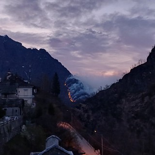 Incendio al bivio tra Rimella e Cervatto, notte di lavoro per i Vigili del Fuoco: resta alta l’attenzione -  Foto dalla pagina FB di Cervatto