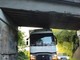 Camion bloccato sotto al cavalcavia a Buronzo