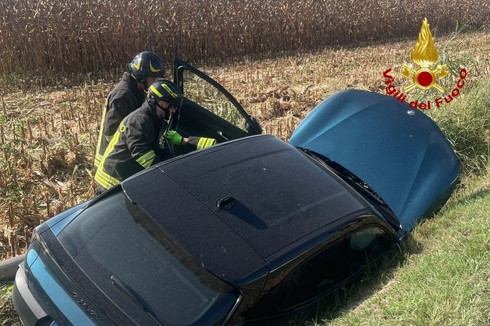 Dal Nord Ovest – Auto finisce fuori strada Dal Nord Ovest – Auto finisce fuori strada