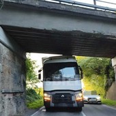 Camion bloccato sotto al cavalcavia a Buronzo Camion bloccato sotto al cavalcavia a Buronzo