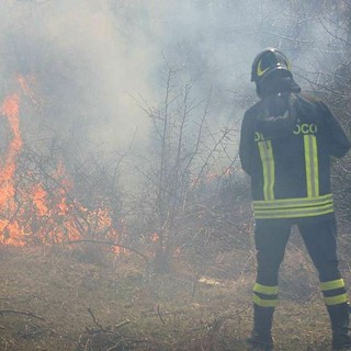 Sterpaglie a fuoco, intervento a Viverone (foto di repertorio)