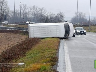 Furgone ribaltato a Biella dopo l’uscita dal tunnel di corso San Maurizio FOTO Mattia Baù per newsbiella.it