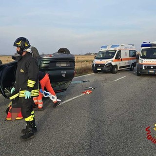 Auto capovolta nel vicino Vercellese, estratte le due persone a bordo FOTO Auto capovolta nel vicino Vercellese, estratte le due persone a bordo FOTO