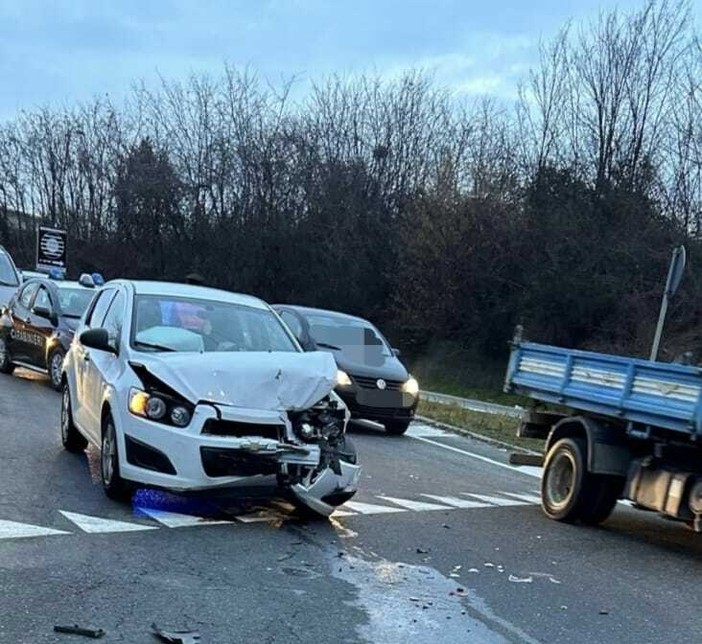 Gaglianico, scontro tra auto alla rotonda: traffico sulla Trossi