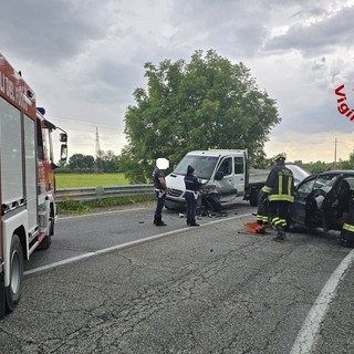 Dal Nord Ovest - Scontro tra auto e furgone: conducenti in ospedale