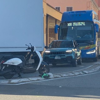 Incidente in centro a Biella: scooter e auto coinvolti, attenzione ai rallentamenti