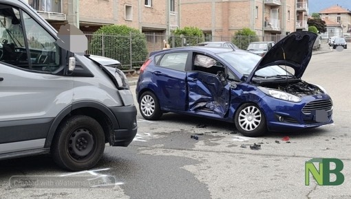 Biella, scontro auto e furgone (foto di Mattia Baù per newsbiella.it)