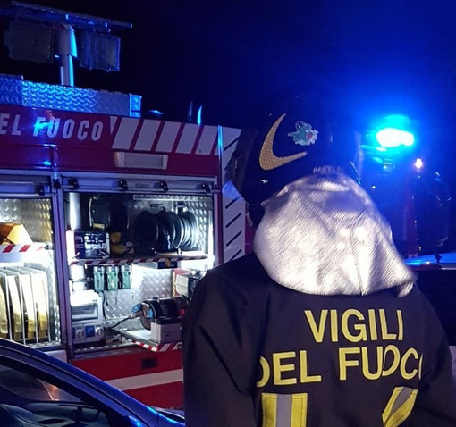 Biella, auto finisce contro un dehor nella notte (foto di repertorio)