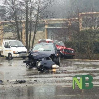 Cossato, violento scontro tra auto all'incrocio tra via Castellengo (foto di Mauro Benedetti per newsbiella.it)