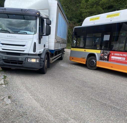 Code e rallentamenti al traffico a Valdilana per uno scontro tra pullman e camion FOTO