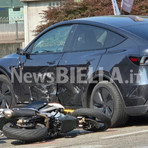 Biella, scontro auto-moto in via Milano: soccorso un uomo a terra (foto di Giacomo Chiarini per newsbiella.it)