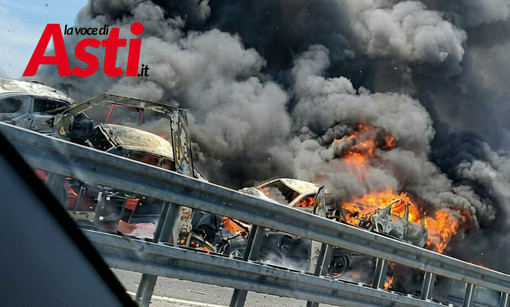 Grave incidente sull'A21 tra due mezzi pesanti: prende fuoco una bisarca, morto il conducente VIDEO Grave incidente sull'A21 tra due mezzi pesanti: prende fuoco una bisarca, morto il conducente VIDEO