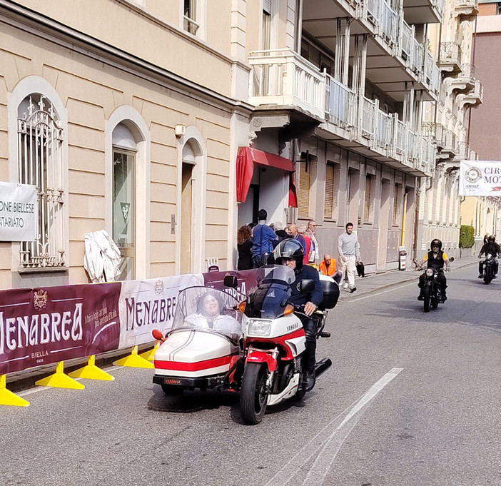 Rievocazione del Circuito Motociclistico di Biella: molto buona anche la seconda edizione! nella foto il Presidente di AMSAP, Pietro Bacchi, con uno dei suoi sidecar d’epoca Rievocazione del Circuito Motociclistico di Biella: molto buona anche la seconda edizione! nella foto il Presidente di AMSAP, Pietro Bacchi, con uno dei suoi sidecar d’epoca