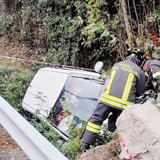 Auto fuori strada a Scopa, arrivano i Vigili del Fuoco
