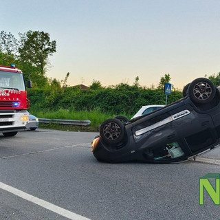 Incidente alla rotonda d’ingresso di Andorno Micca, un’auto è completamente ribaltata FOTO