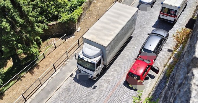 Biella, tamponamento tra due auto in via Cernaia: traffico deviato e code Biella, tamponamento tra due auto in via Cernaia: traffico deviato e code