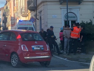 Incidente in centro a Biella: scooter e auto coinvolti, attenzione ai rallentamenti