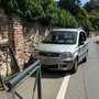 Auto finisce contro parapedone, incidente a Sandigliano